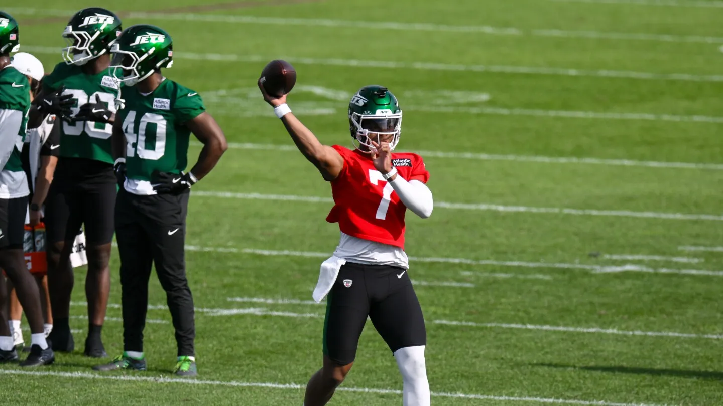 Jets katakan Justin Fields alami dislokasi jari kaki dan kondisinya dievaluasi harian