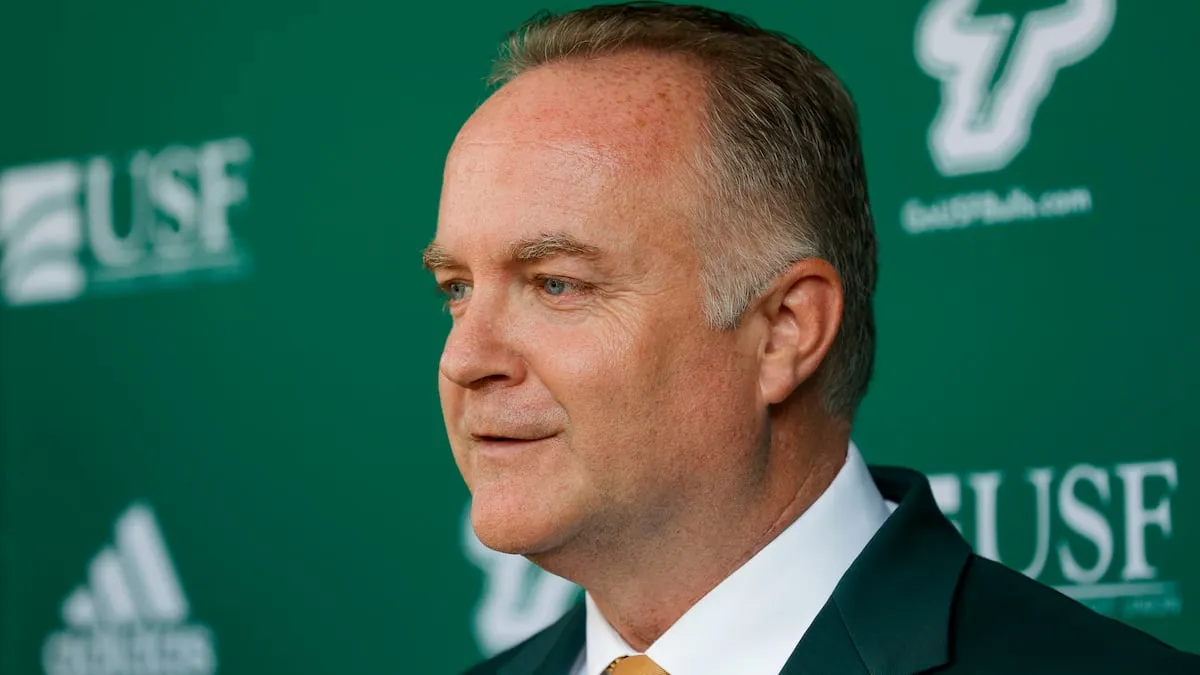 Direktur atletik USF Michael Kelly pindah ke Navy