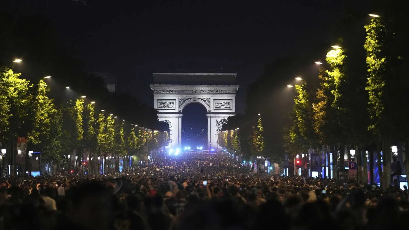Dua tewas dan ratusan ditangkap di Prancis setelah PSG menjuarai Liga Champions.
