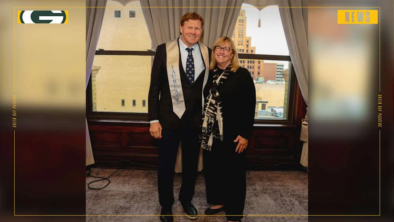 Dewan direksi Packers menghormati Mark & Laurie Murphy dengan cara pribadi dan menyentuh