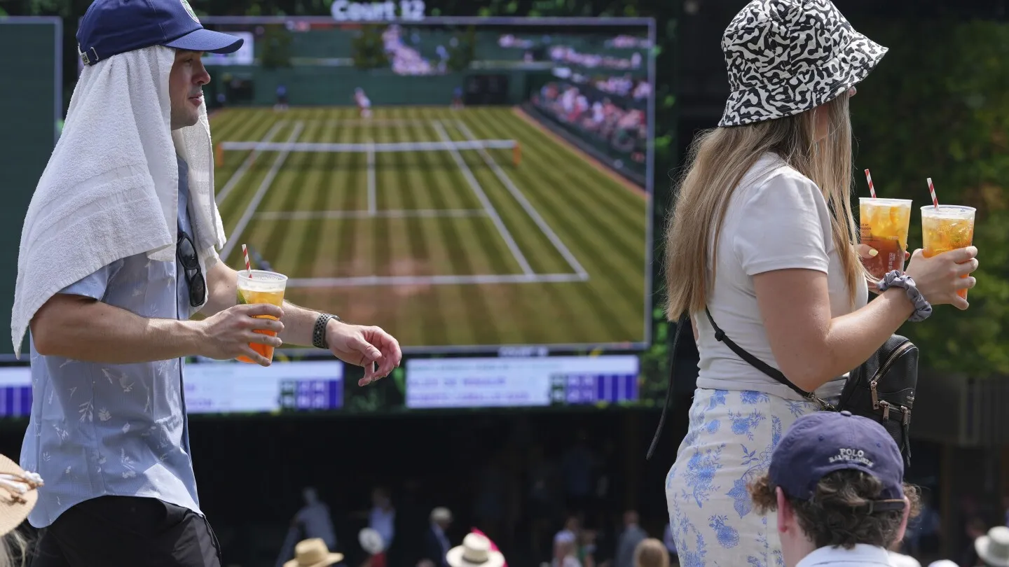 Foto Penggemar dan Pemain Wimbledon Berjuang Tetap Sejuk dalam Cuaca Panas yang Memecahkan Rekor