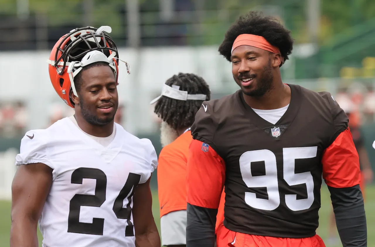 Myles Garrett Melobi untuk Pertahankan Nick Chubb dan 'Itu Pukulan Emosional' karena Dia Pergi: Catatan Browns