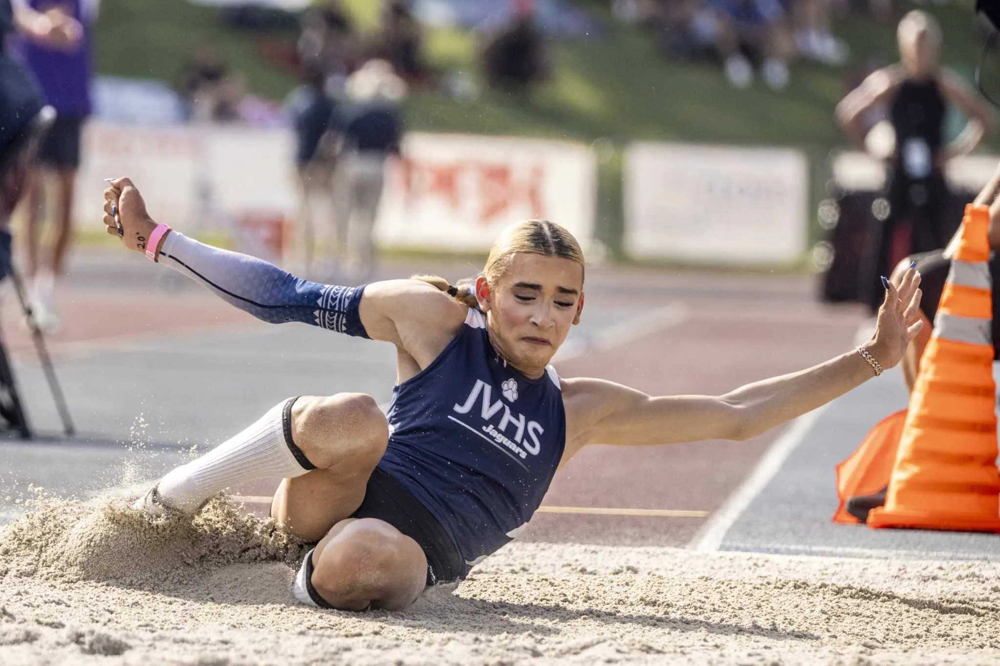 Atlet transgender dirangkul sebagai juara atletik California oleh rekan-rekan sementara aktivis dewasa berduel