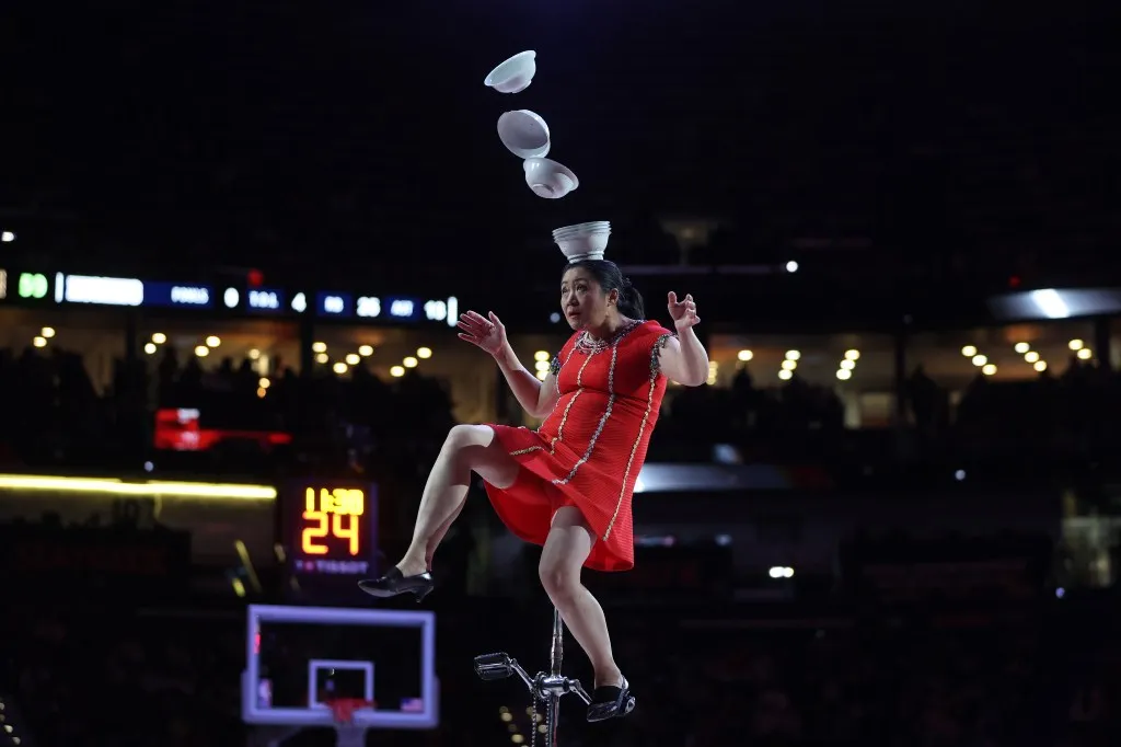 Panda Merah Jatuh: Penampil NBA Ikonik Terjatuh dari Unicycle 7-Kaki Saat Halftime